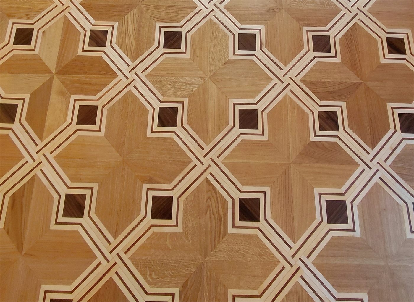 Parkettboden mit aufwendigem Ornamentmuster