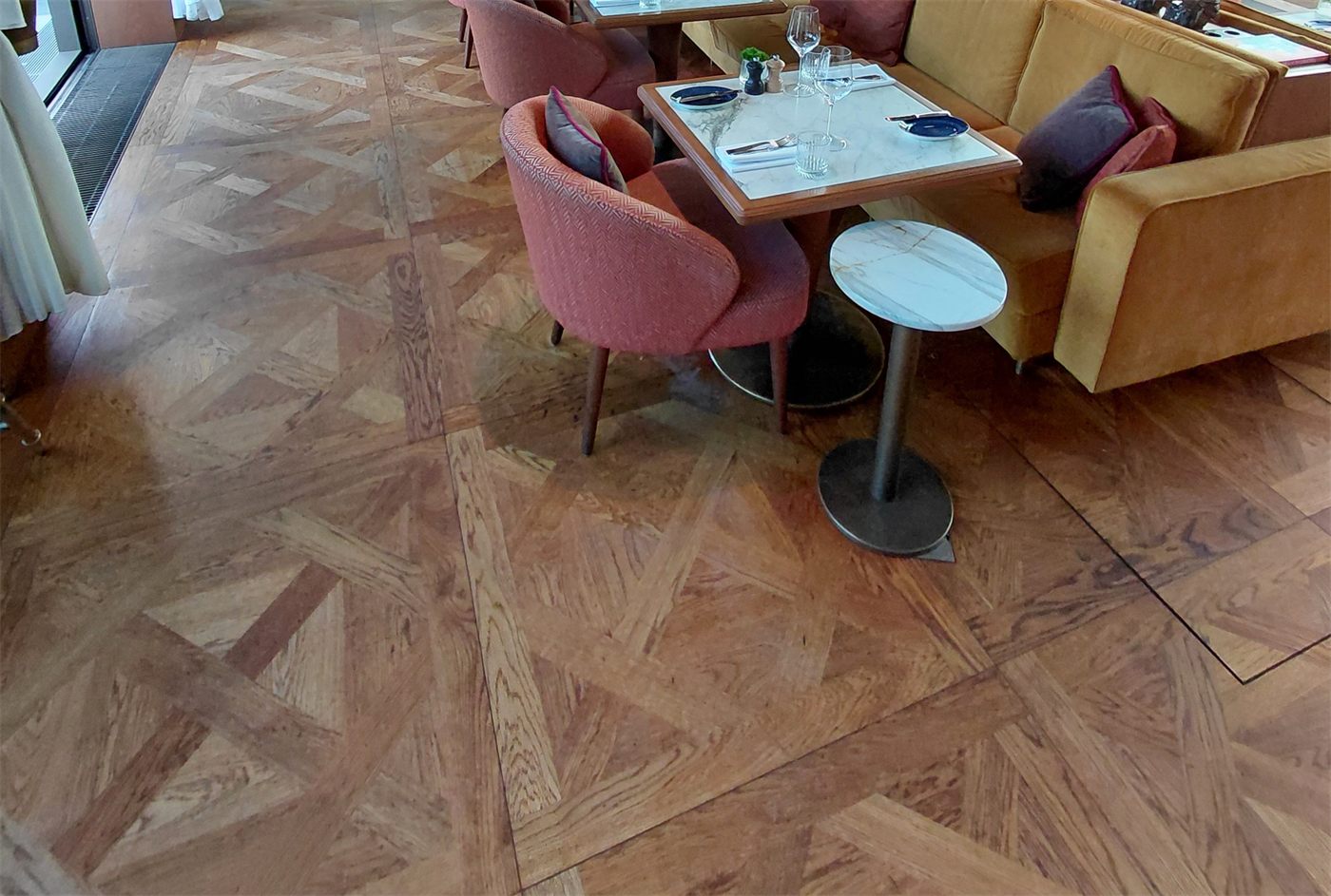 Intensiv gereinigter Parkettboden in einem Restaurant