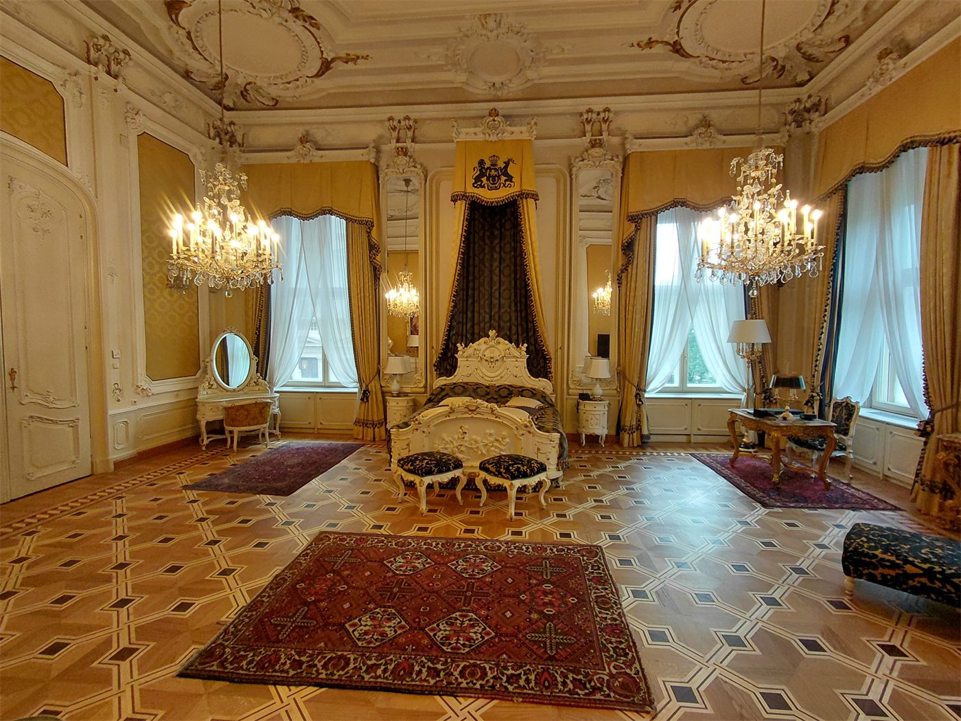 Aufwendiges Parkett in einem Altbau-Saal