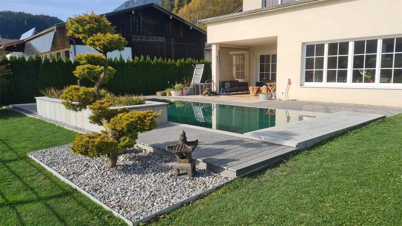 Moderne Terrasse mit Holzdeck
