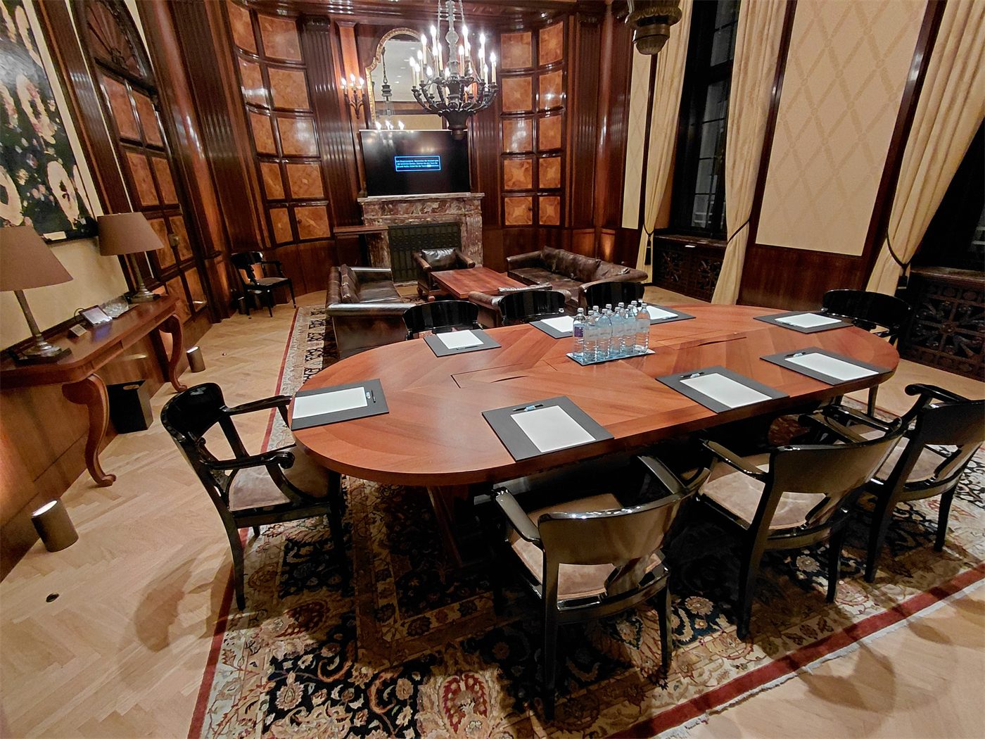 Holzvertäfelter Salon mit hochwertigen Möbeln