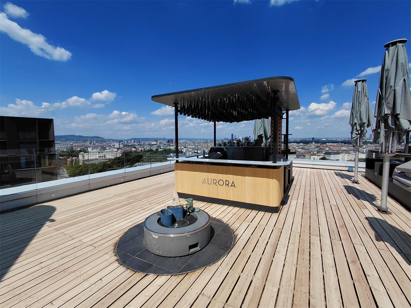 Dachterrasse mit Holzboden und Stadtblick